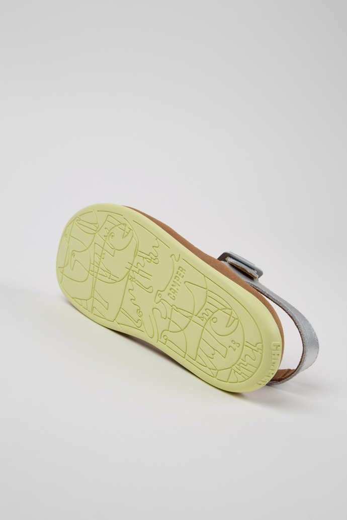 Camper Bicho - Silberne Kindersandale aus Leder.
