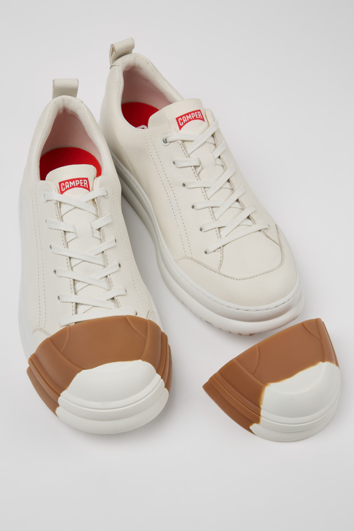 Camper Junction Runner Toe Caps - Zehenaufsätze aus Gummi in Weiß und Braun.