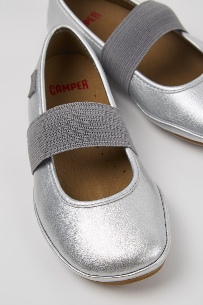 Camper Right - Silberner Lederballerina für Kinder.