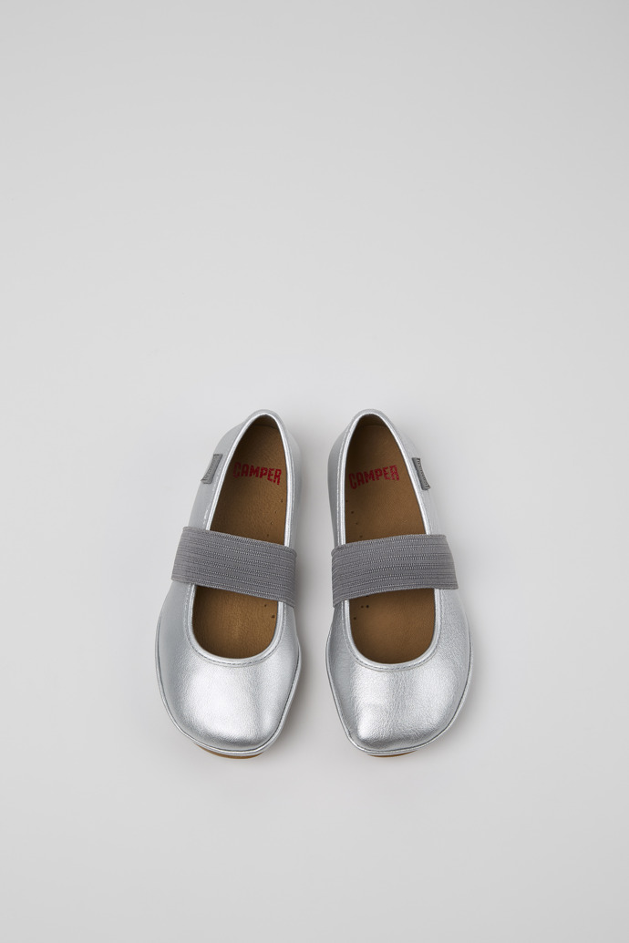Camper Right - Silberner Lederballerina für Kinder.