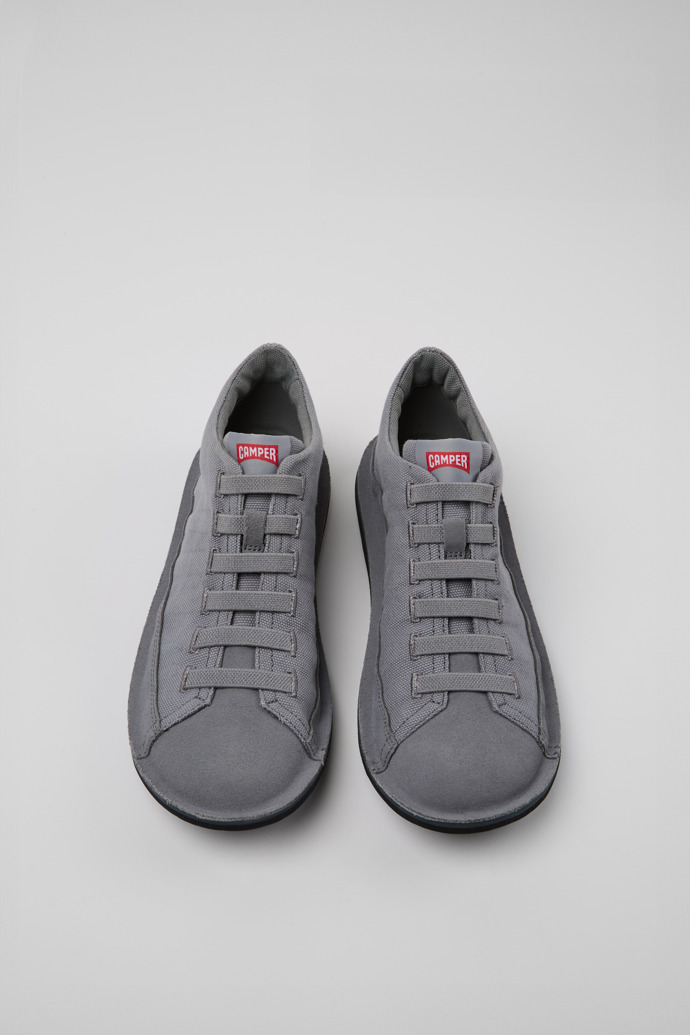 Camper Beetle - Graue Herrenstiefelette aus recycelter Baumwolle und Nubukleder.
