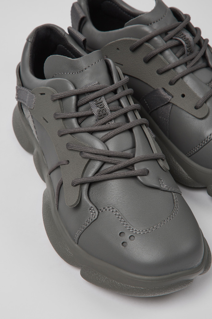 Camper Karst - Grauer Damensneaker aus Leder und Textil
