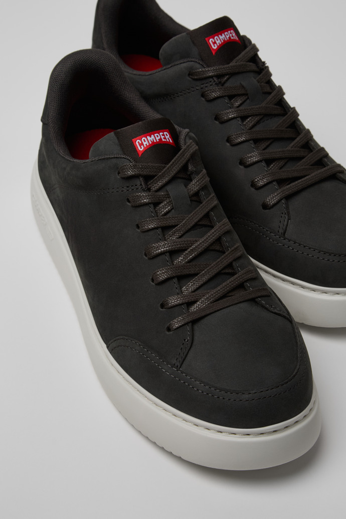 Camper Runner K21 - Grauer Herrensneaker aus Nubukleder.