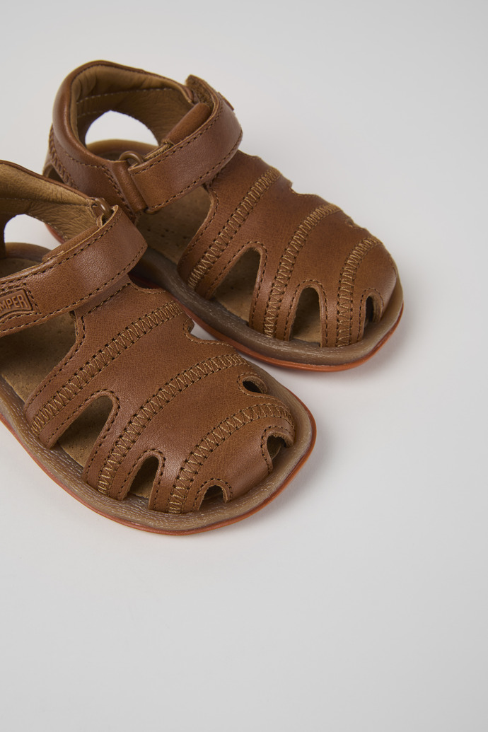 Camper Bicho - Braune Kindersandale aus Leder.