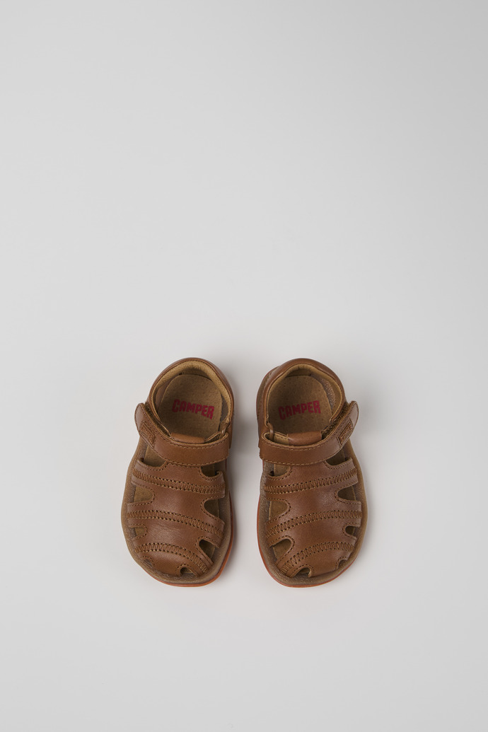 Camper Bicho - Braune Kindersandale aus Leder.