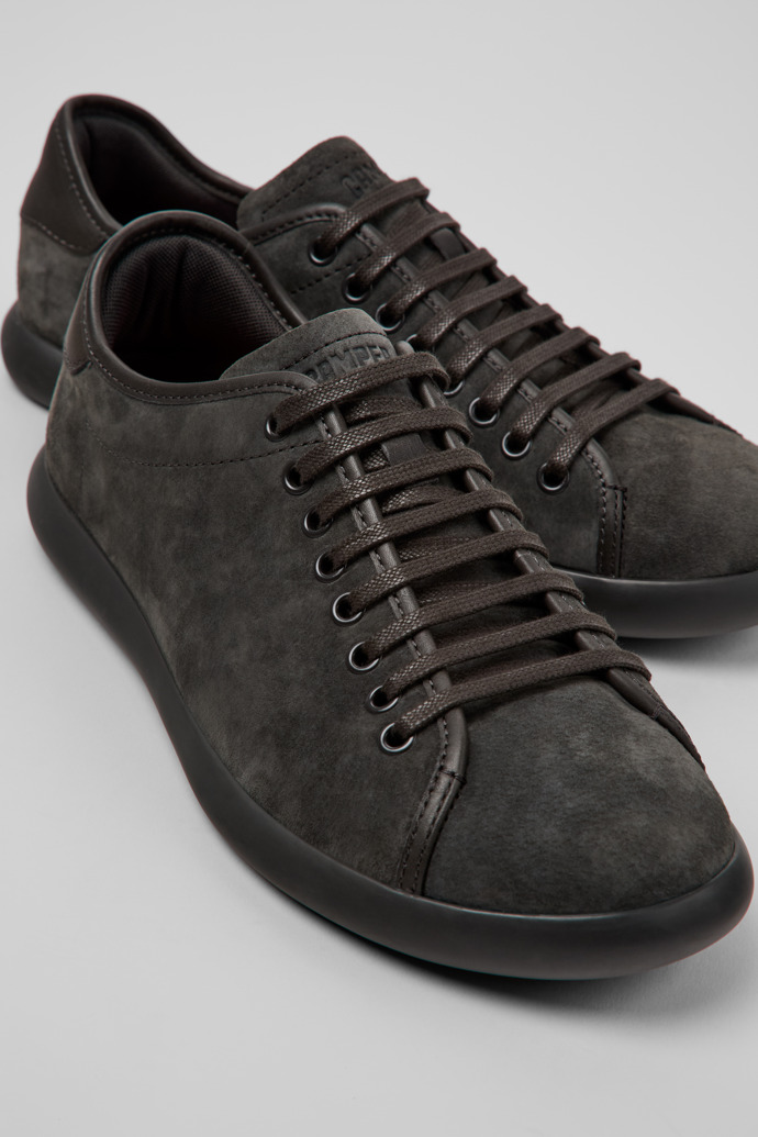 Camper Pelotas Soller - Grauer Herrensneaker aus Nubukleder und Leder.