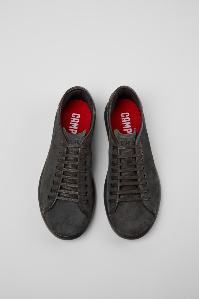 Camper Pelotas Soller - Grauer Herrensneaker aus Nubukleder und Leder.
