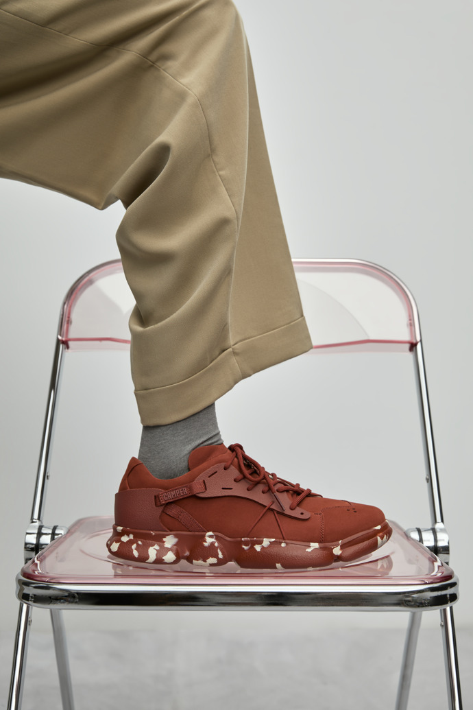 Camper Karst - Roter Herrensneaker aus Nubukleder und Textil