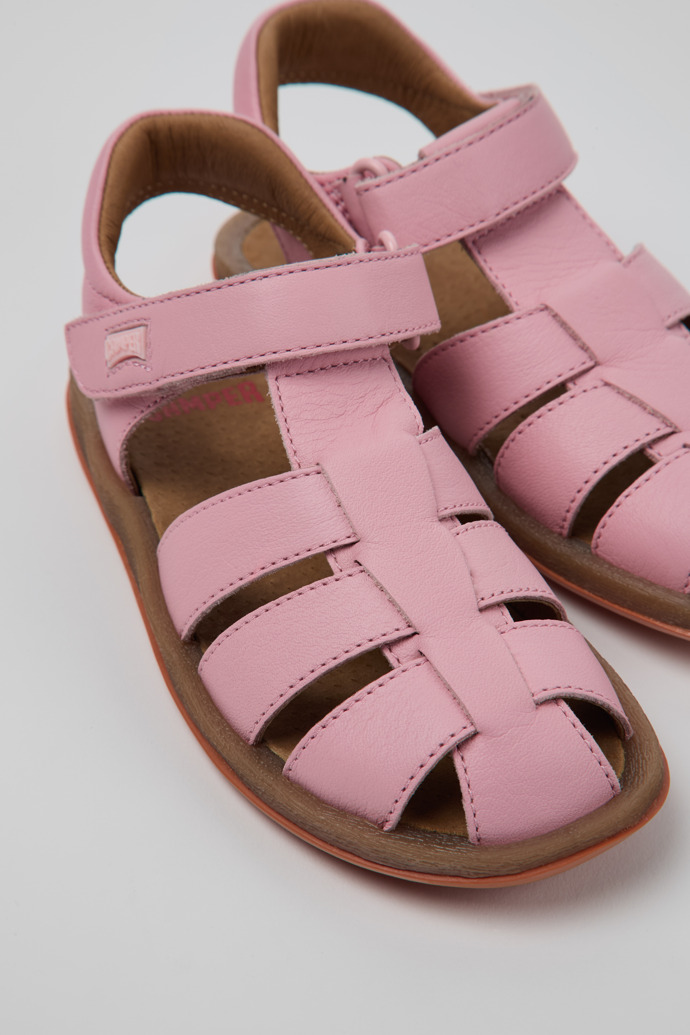 Camper Bicho - Rosa geschlossene Kindersandale aus Leder.